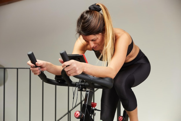 Ile kosztuje rower do ćwiczeń w sklepach stacjonarnych i online?