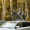 Bagażnik rowerowy dachowy czy na hak co wybrać podczas planowania wyjazdu?