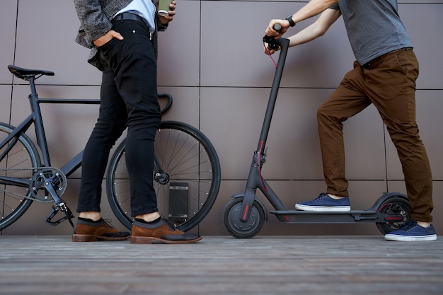 Hulajnoga elektryczna czy rower elektryczny – co lepiej sprawdza się w mieście?