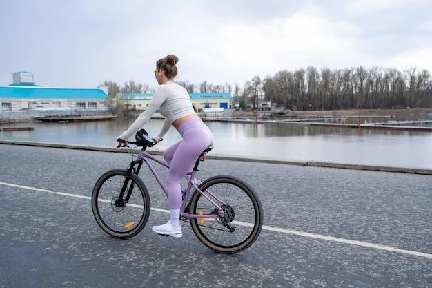 30 min jazdy na rowerze ile kalorii można spalić?