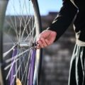 Jak zdjąć przednie koło w rowerze miejskim bez dodatkowych narzędzi?