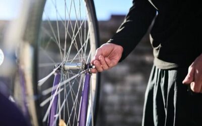 Jak zdjąć przednie koło w rowerze miejskim bez dodatkowych narzędzi?