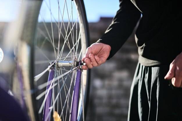 Jak zdjąć przednie koło w rowerze miejskim bez dodatkowych narzędzi?