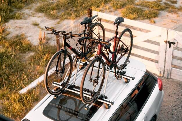 Jaki bagażnik dachowy na rowery sprawdzi się podczas wakacyjnych wyjazdów?