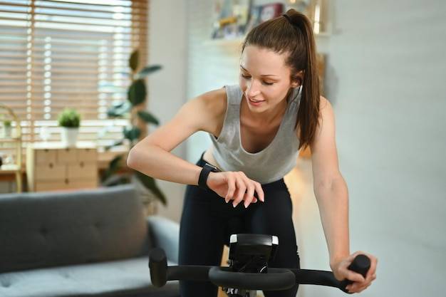 Jak robić interwały na rowerku stacjonarnym aby poprawić kondycję?