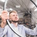 Jak samemu wycentrować koło od roweru i cieszyć się płynną jazdą