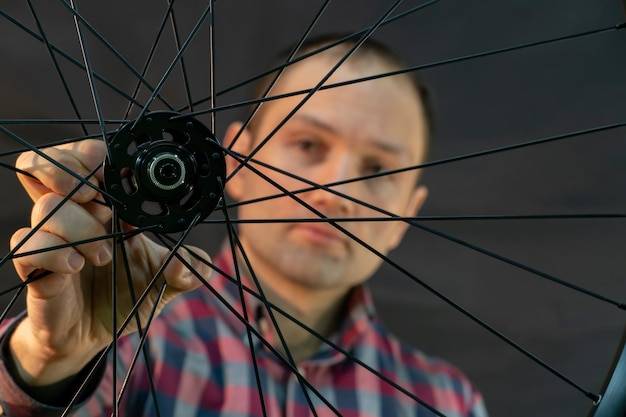 Jak się centruje koło od roweru i dlaczego to ważne?