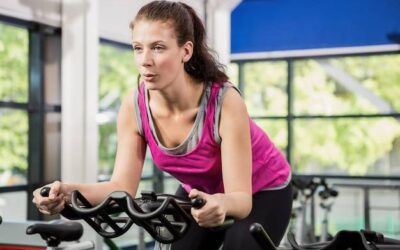 Jak trenować na rowerze treningowym w domowych warunkach?