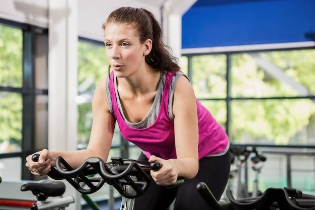 Jak trenować na rowerze treningowym w domowych warunkach?