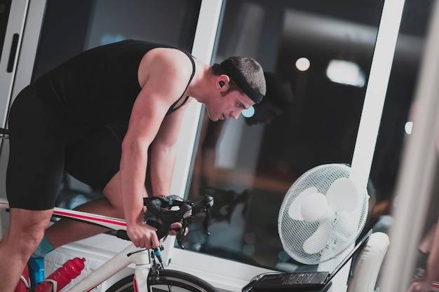 Jaka waga koła zamachowego w rowerze treningowym wpływa na komfort ćwiczeń?