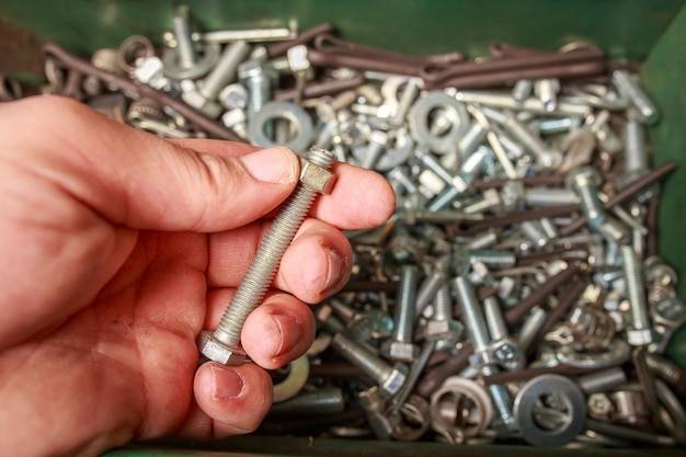 Śruba baryłkowa jak działa w popularnych systemach połączeń?