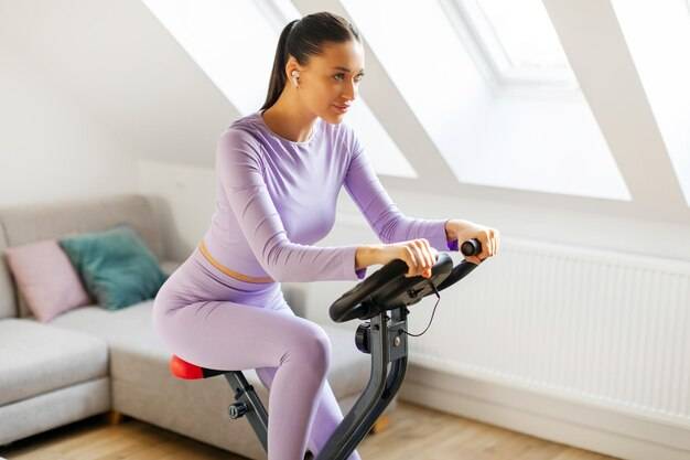 Ile ćwiczyć na rowerze stacjonarnym żeby schudnąć?