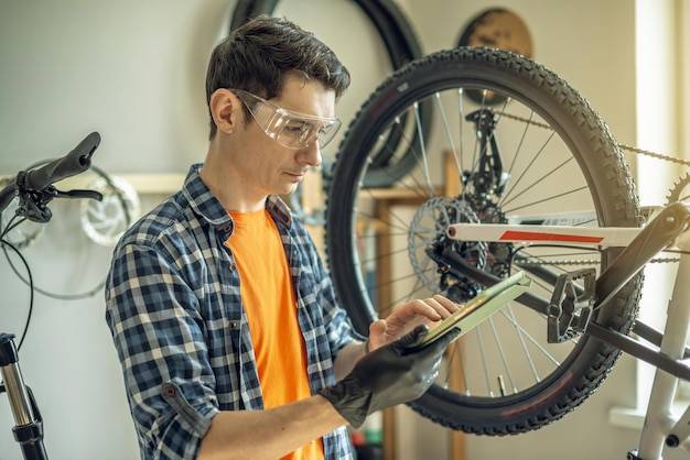 Ile kosztuje serwis rowerowy i od czego zależy cena?