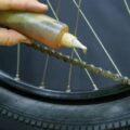 Jak domowym sposobem uszczelnić dętkę rowerową?