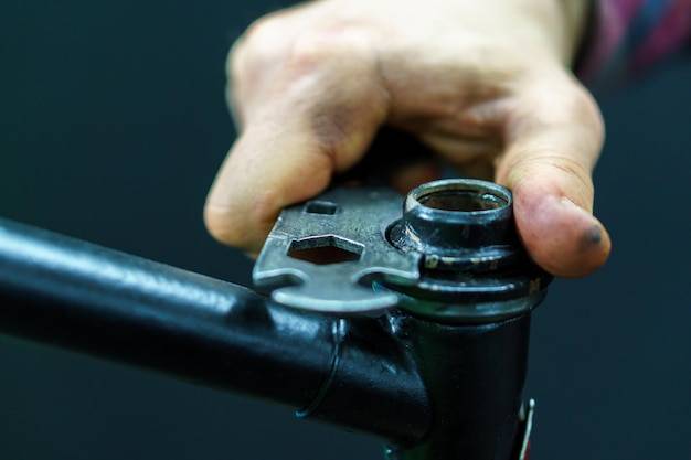 Jak odkręcić korbę na kwadrat bez uszkodzenia roweru?