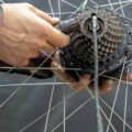 Jak regulować tylną przerzutkę w rowerze?