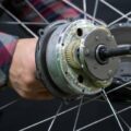 Jak zamontować hamulce tarczowe w rowerze samodzielnie?
