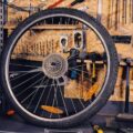 Jak złożyć koło rowerowe tylne samodzielnie?