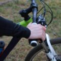 Jak powinna być ustawiona kierownica w rowerze dla wygody jazdy?