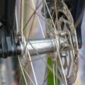 Jak wyregulować przedni hamulec tarczowy w rowerze żeby działał płynnie?