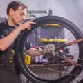 Jak wycentrować koło do roweru w domowych warunkach?