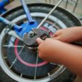 Jak wycentrować koło od roweru bez specjalistycznych narzędzi?