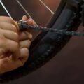 Jak prawidłowo założyć łańcuch rowerowy i uniknąć typowych błędów?