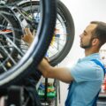 Jak założyć koło do roweru bez użycia specjalistycznych narzędzi?
