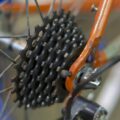Jak używać przerzutek rowerowych by wygodnie i bezpiecznie jeździć